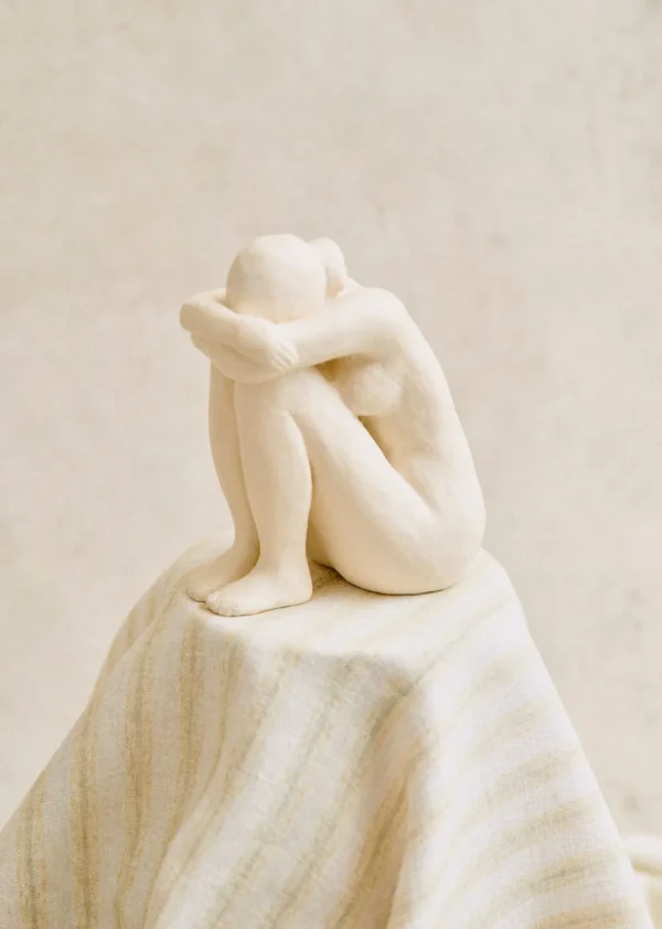 Sculpture Guénolée Courcoux - Femme Assise Petit Modèle-Sezane Sale